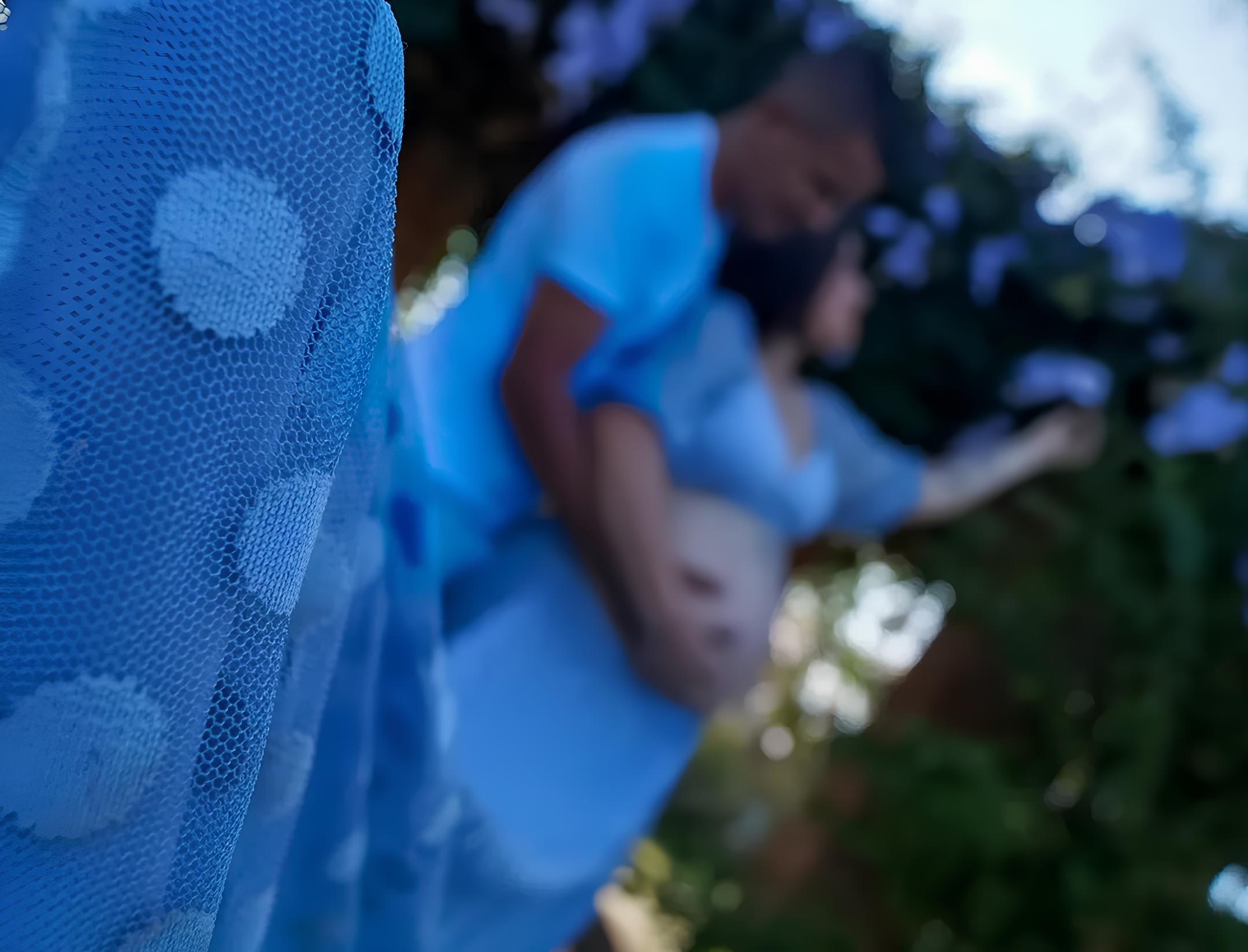 Imagem com desfoque e destaque nas cores azuis do vestido e das flores, editada no Photoshop